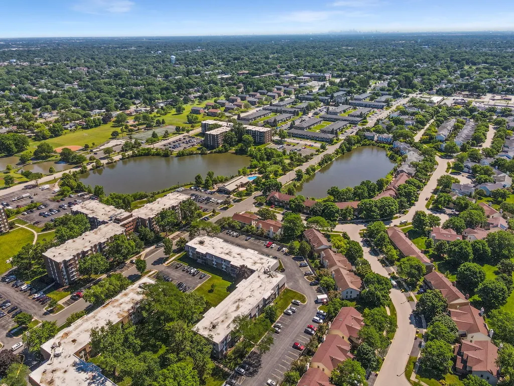 924 South Lake Court Westmont IL 60559
