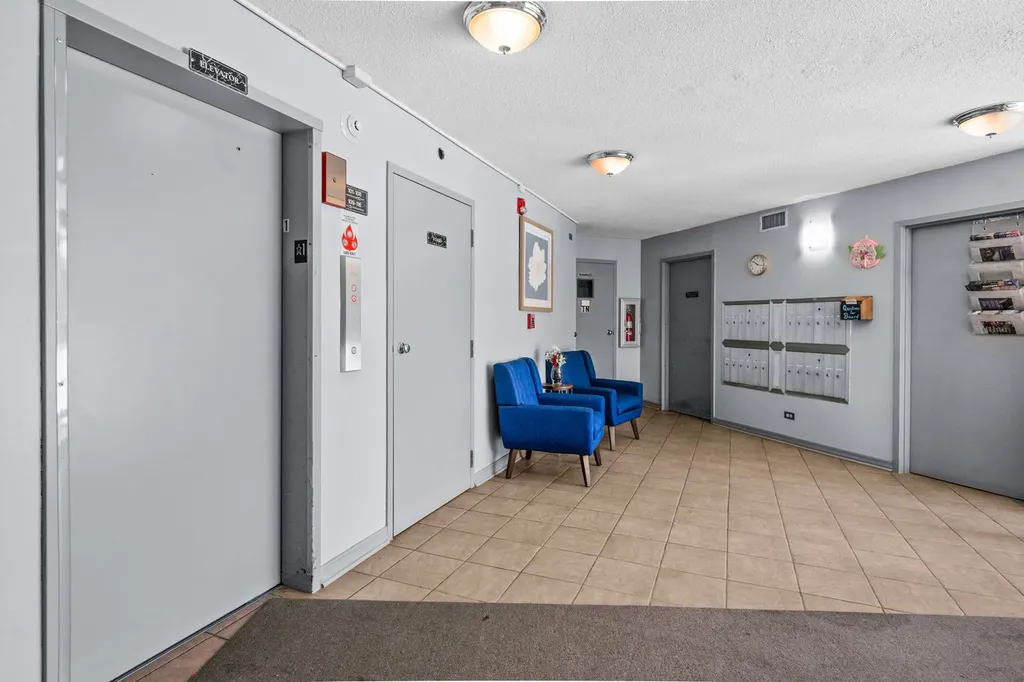 924 South Lake Court Westmont IL 60559