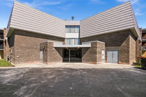 924 South Lake Court Westmont IL 60559