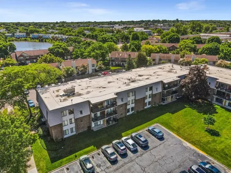 924 South Lake Court Westmont IL 60559