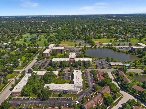 924 South Lake Court Westmont IL 60559