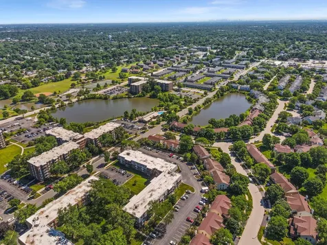 924 South Lake Court Westmont IL 60559