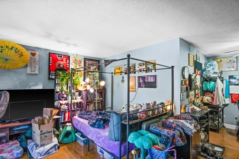 924 South Lake Court Westmont IL 60559