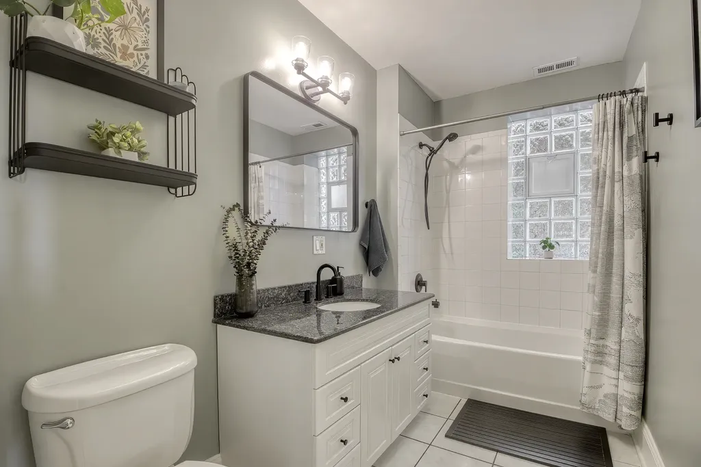 1049 West Ainslie Street Chicago IL 60640