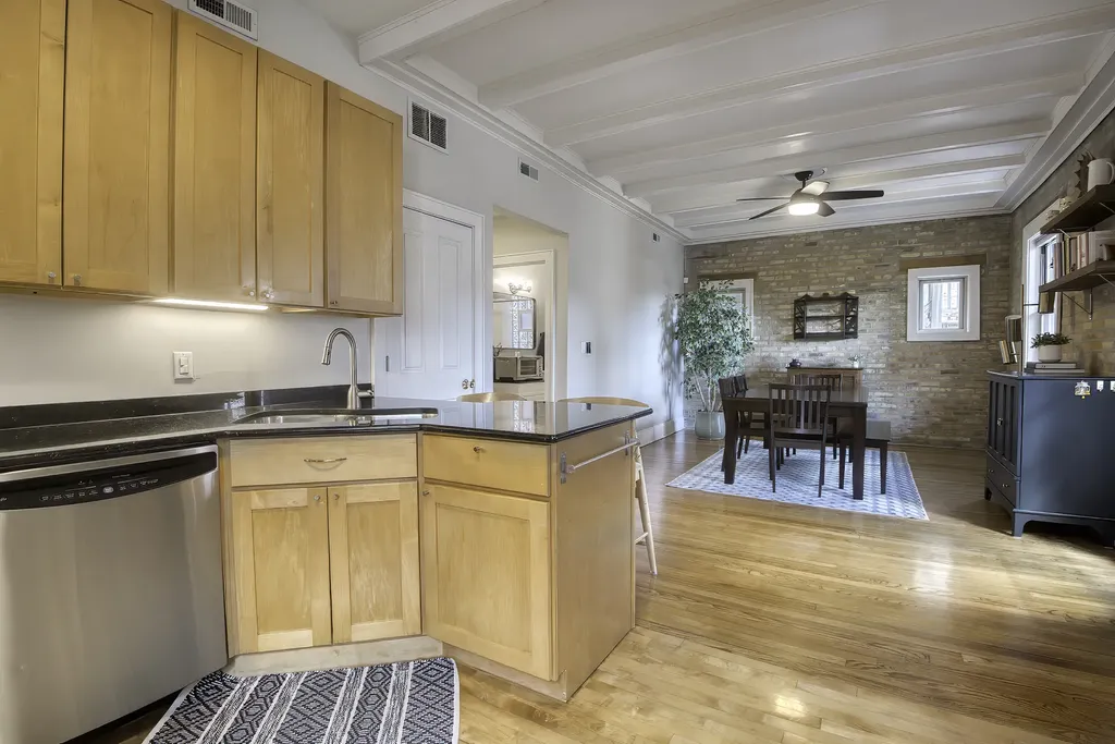 1049 West Ainslie Street Chicago IL 60640