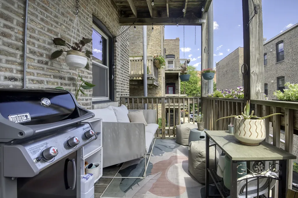 1049 West Ainslie Street Chicago IL 60640