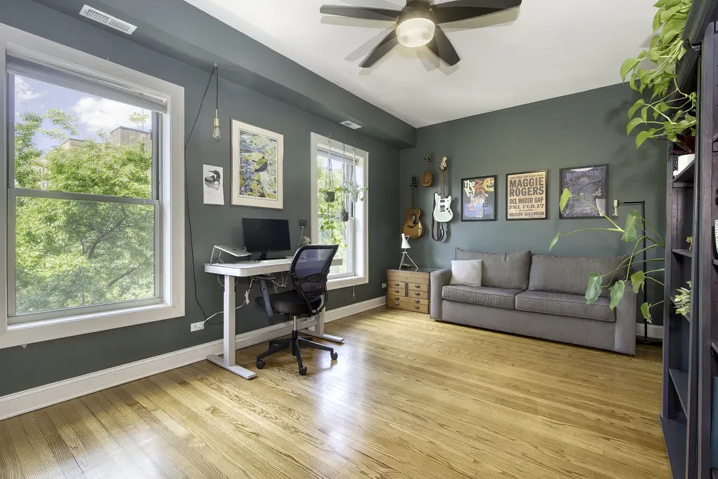 1049 West Ainslie Street Chicago IL 60640