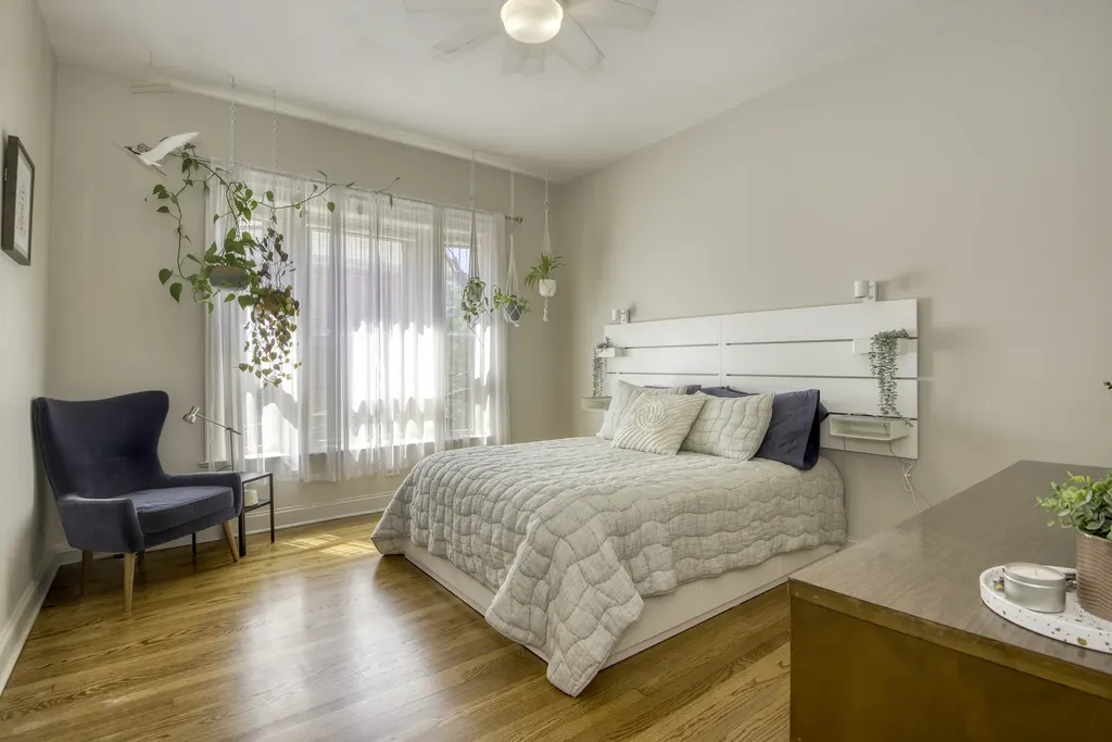 1049 West Ainslie Street Chicago IL 60640