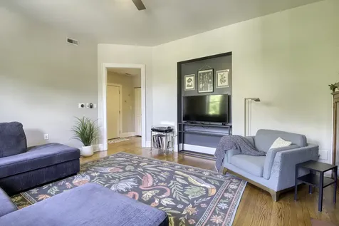 1049 West Ainslie Street Chicago IL 60640