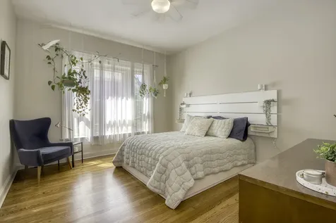 1049 West Ainslie Street Chicago IL 60640
