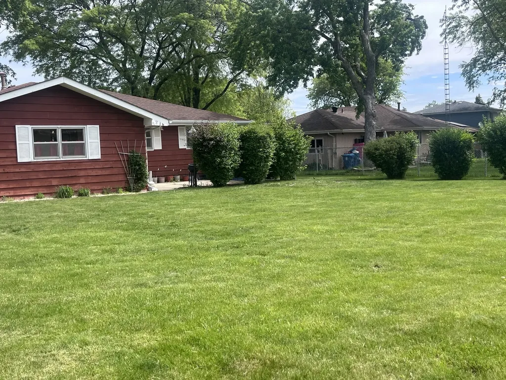 1221 Comet Drive Aurora IL 60505