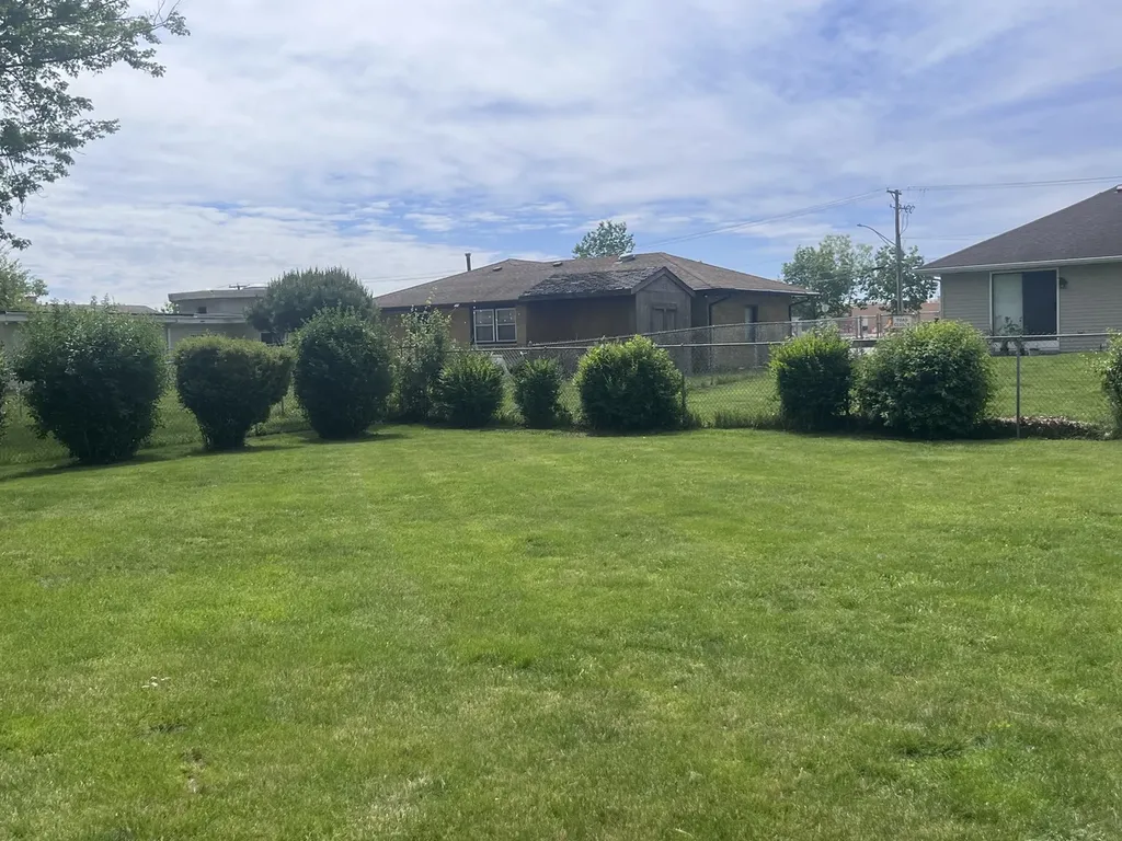 1221 Comet Drive Aurora IL 60505