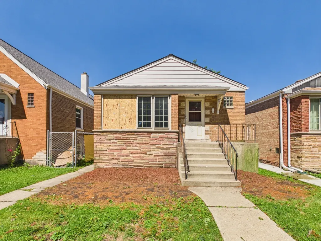 5208 South Long Avenue Chicago IL 60638