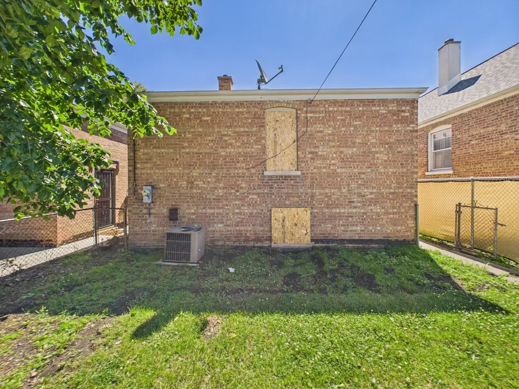 5208 South Long Avenue Chicago IL 60638