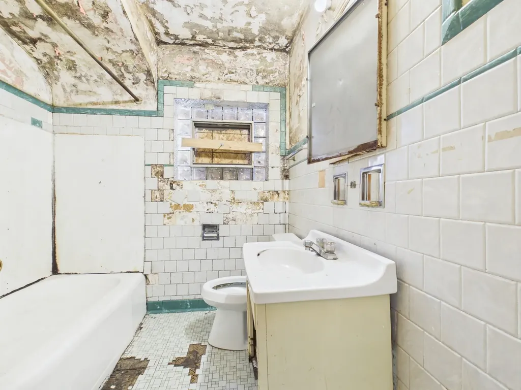 5208 South Long Avenue Chicago IL 60638