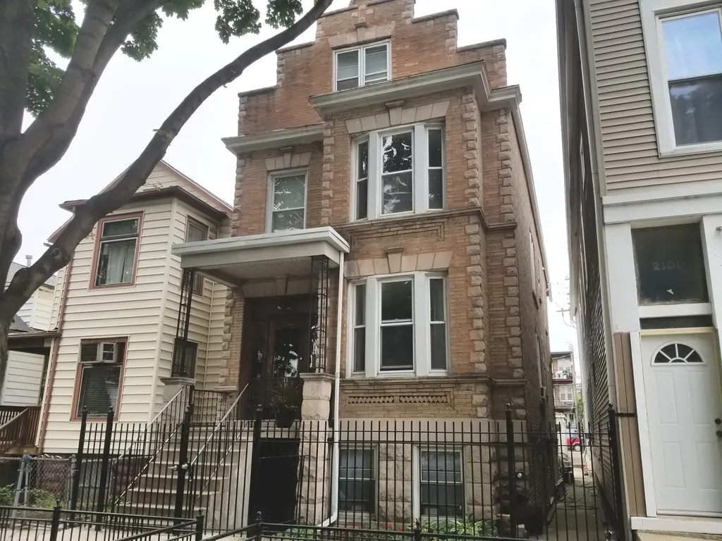 2102 West Barry Avenue Chicago IL 60618
