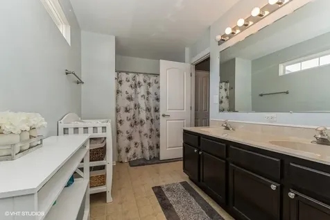 7206 Bradford Court Justice IL 60458