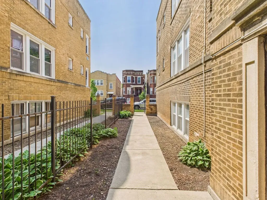 4338 West Kamerling Avenue Chicago IL 60651