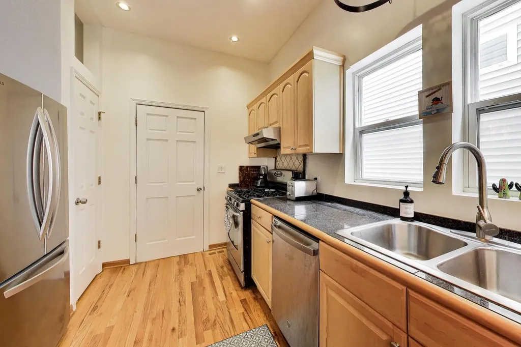 2141 North Point Street Chicago IL 60647