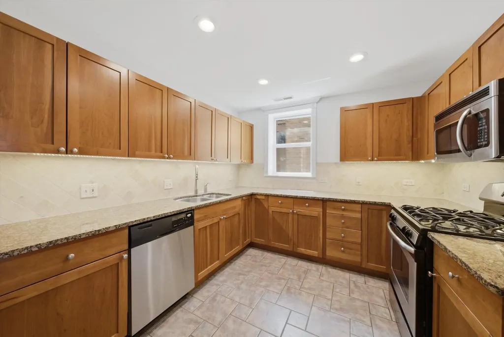 6143 North Glenwood Avenue Chicago IL 60660