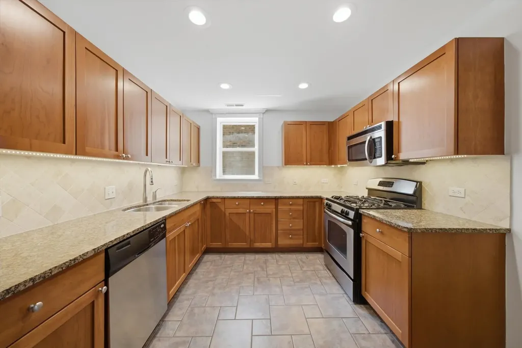 6143 North Glenwood Avenue Chicago IL 60660