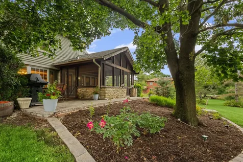 16 Old Barn Road Hawthorn Woods IL 60047