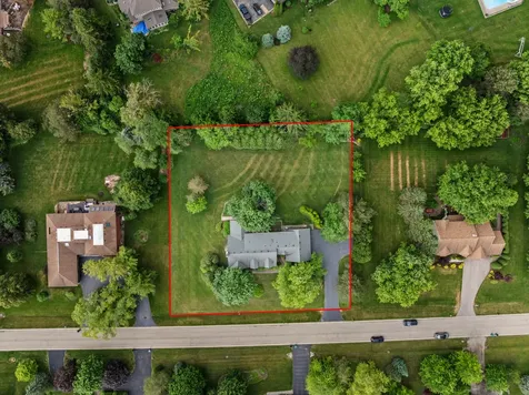 16 Old Barn Road Hawthorn Woods IL 60047