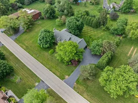 16 Old Barn Road Hawthorn Woods IL 60047