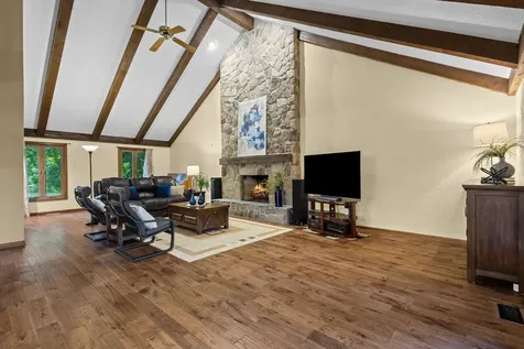 16 Old Barn Road Hawthorn Woods IL 60047