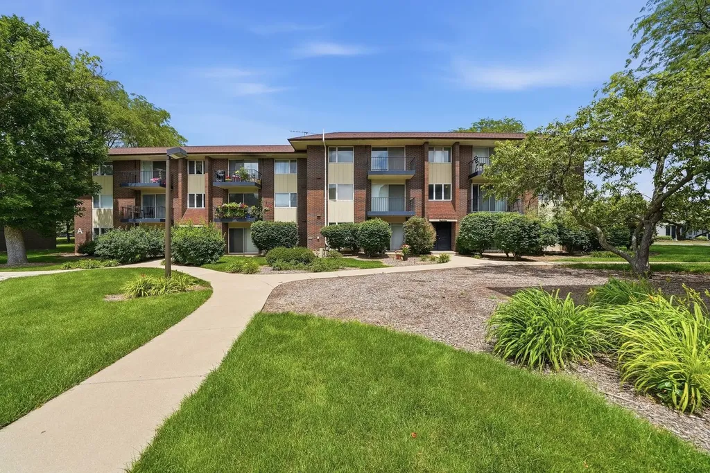 5S066 Pebblewood Lane Naperville IL 60563