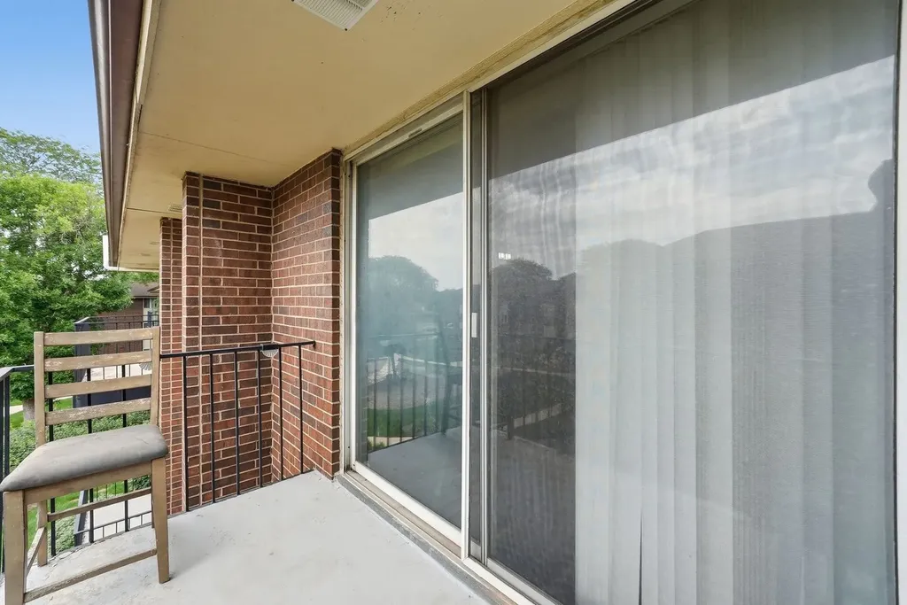 5S066 Pebblewood Lane Naperville IL 60563