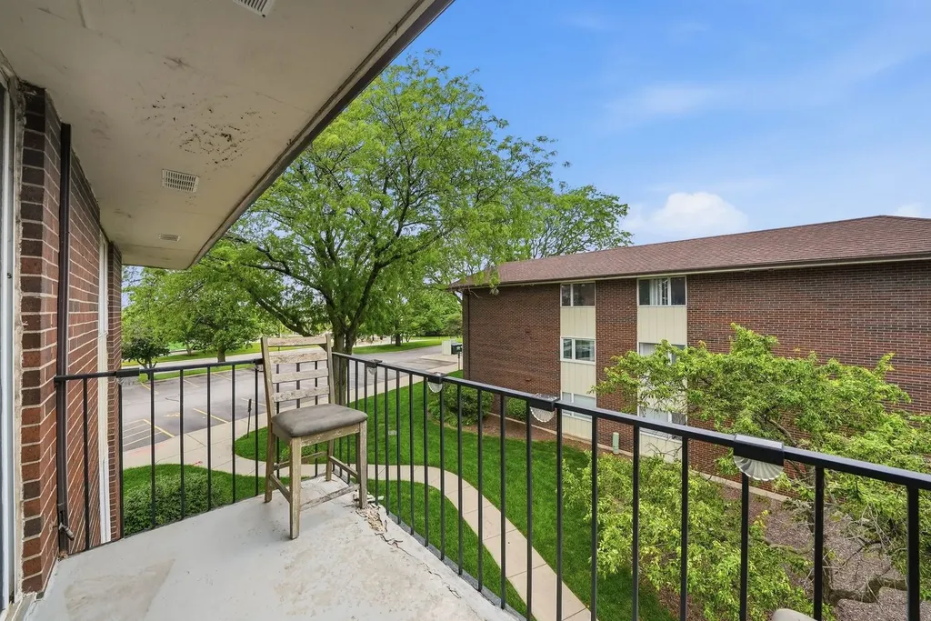 5S066 Pebblewood Lane Naperville IL 60563