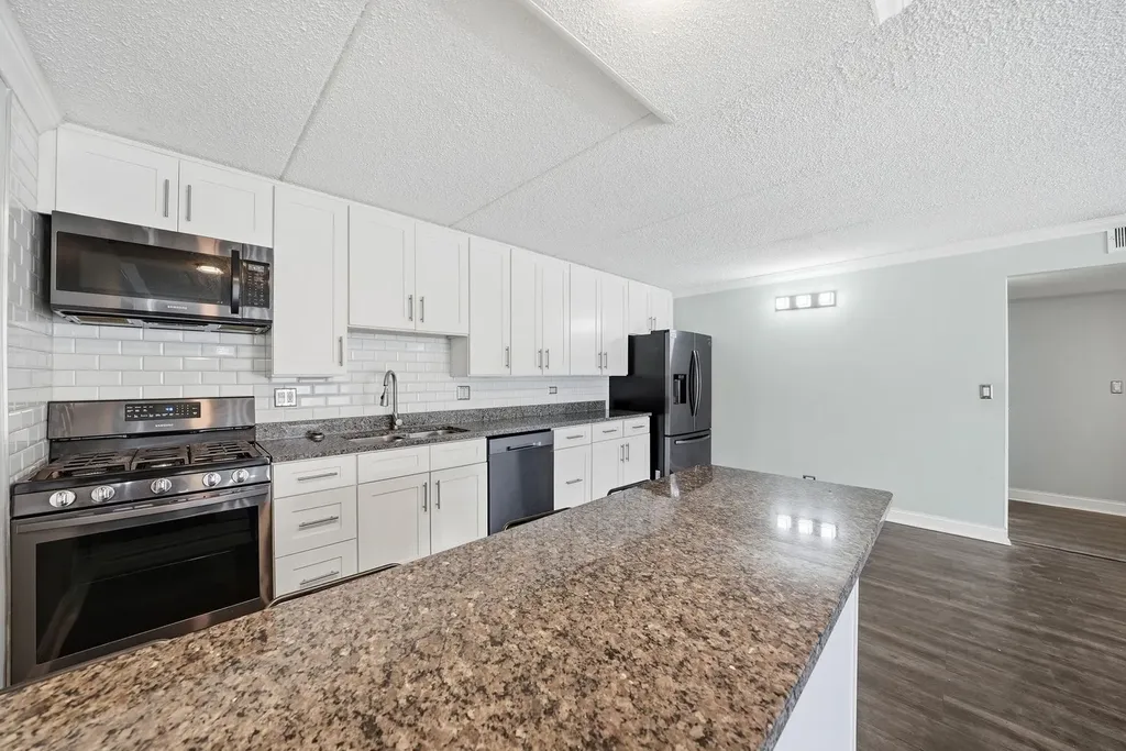 5S066 Pebblewood Lane Naperville IL 60563