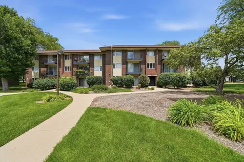 5S066 Pebblewood Lane Naperville IL 60563