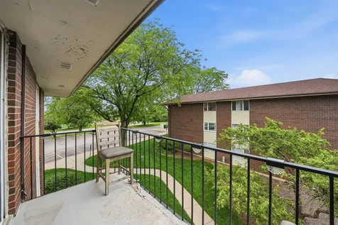 5S066 Pebblewood Lane Naperville IL 60563