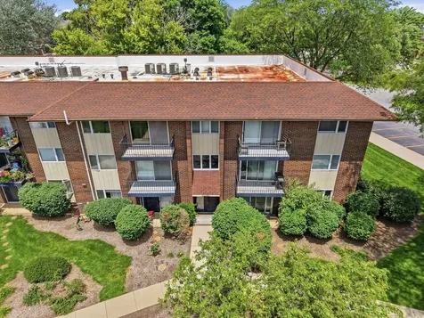 5S066 Pebblewood Lane Naperville IL 60563