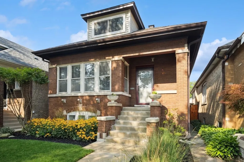 6210 North Moody Avenue Chicago IL 60646