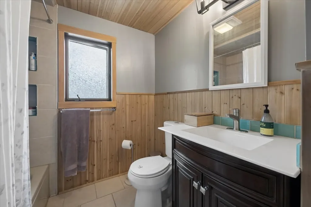 6210 North Moody Avenue Chicago IL 60646