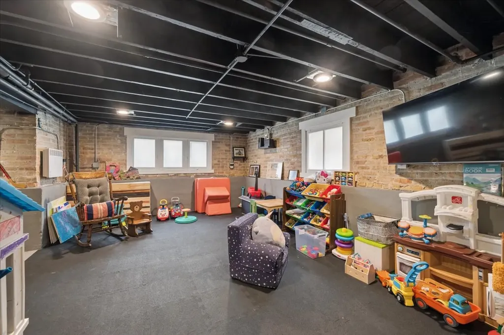 6210 North Moody Avenue Chicago IL 60646