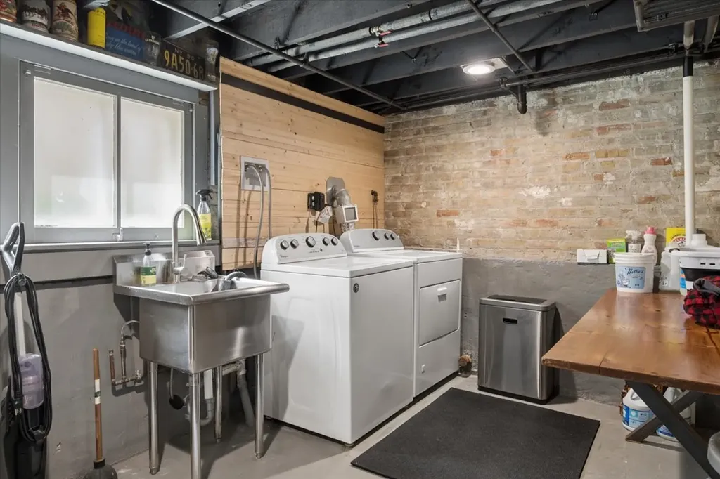 6210 North Moody Avenue Chicago IL 60646