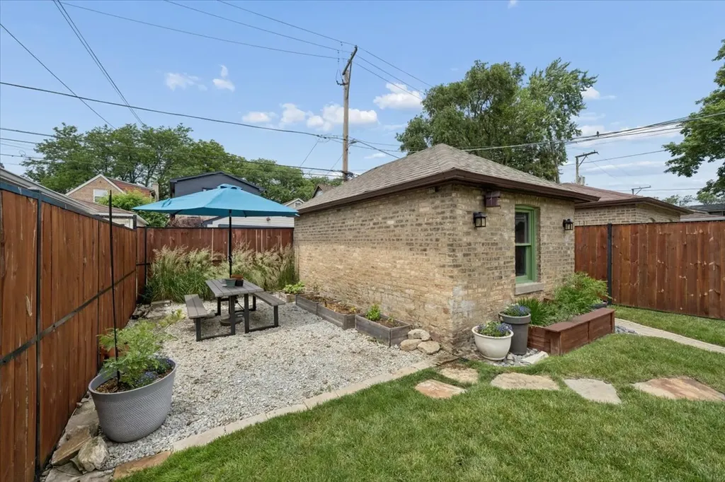 6210 North Moody Avenue Chicago IL 60646