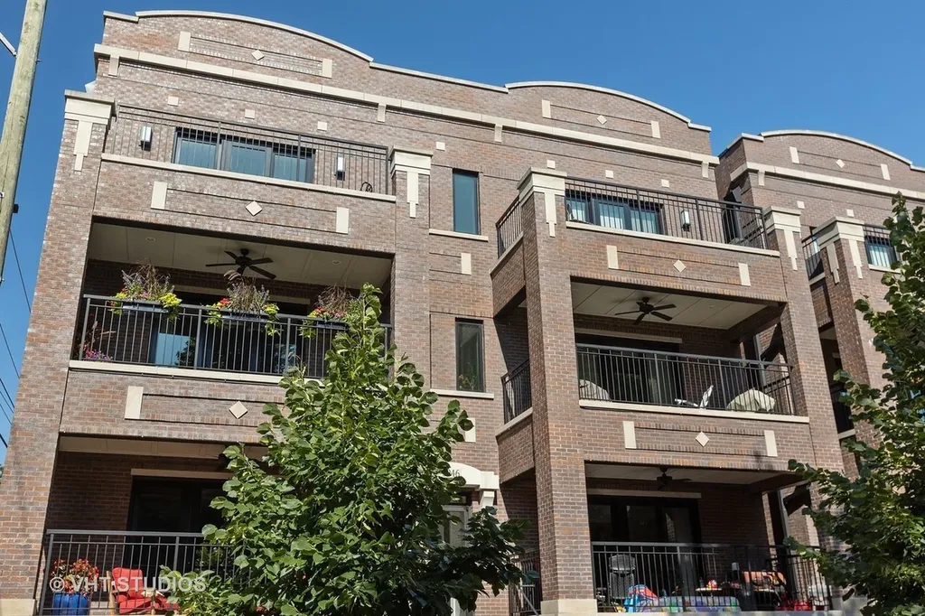 3946 North Hoyne Avenue Chicago IL 60618