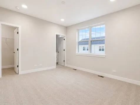 186 North East River Road Des Plaines IL 60016