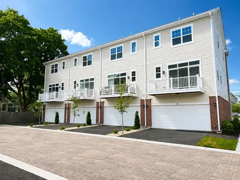 186 North East River Road Des Plaines IL 60016
