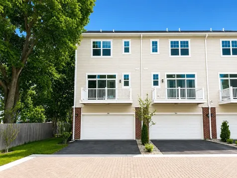 186 North East River Road Des Plaines IL 60016