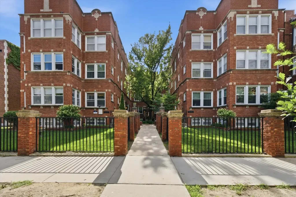 4444 North Beacon Street Chicago IL 60640