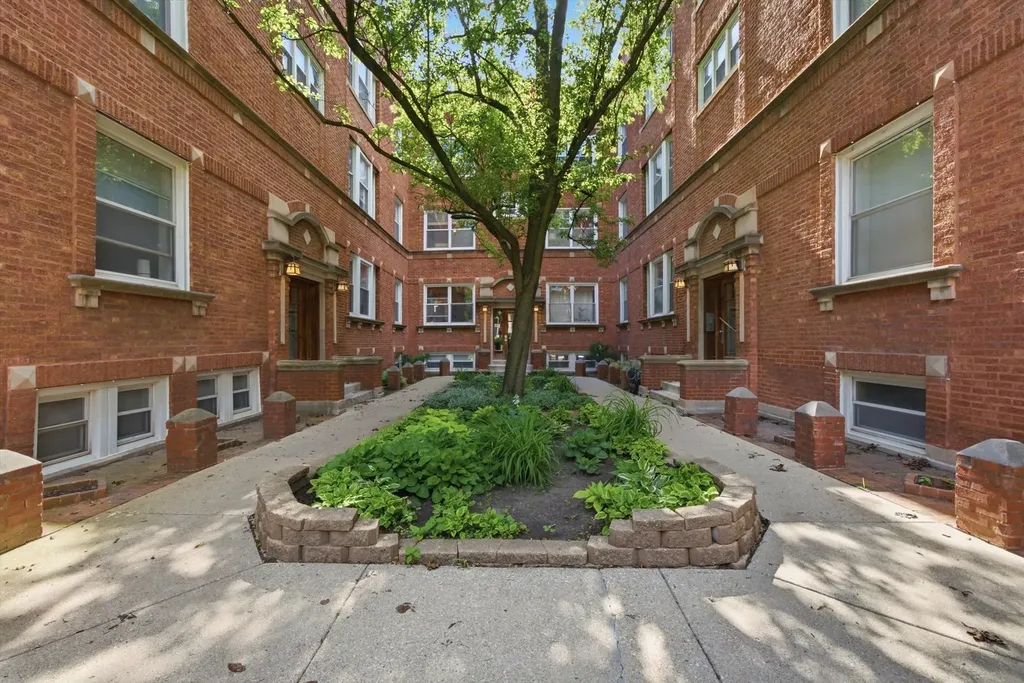 4444 North Beacon Street Chicago IL 60640