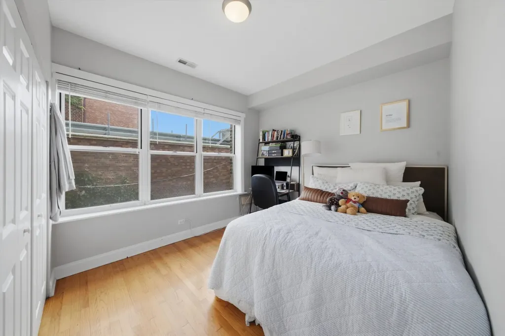 4444 North Beacon Street Chicago IL 60640