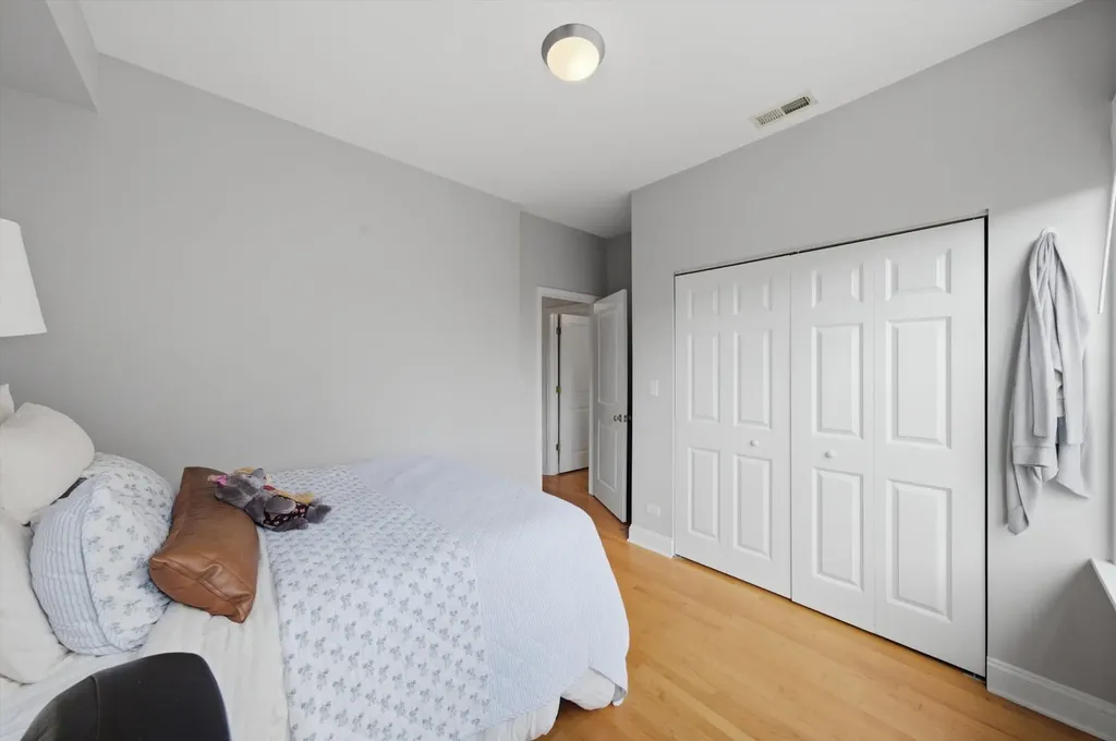 4444 North Beacon Street Chicago IL 60640