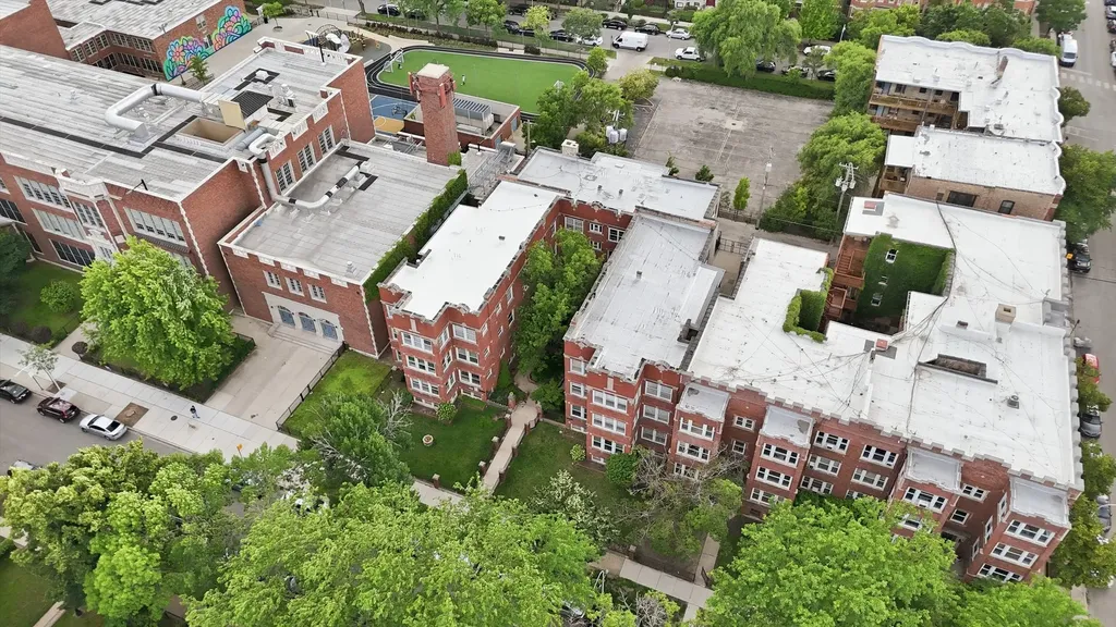 4444 North Beacon Street Chicago IL 60640